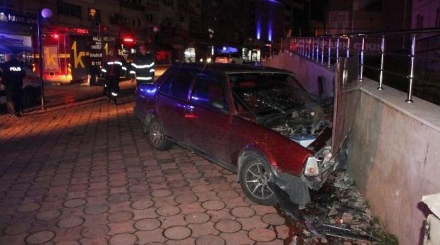 Alkoll&uuml; S&uuml;r&uuml;c&uuml; Otomobili İle Avm&rsquo;nin Duvarına &Ccedil;arptı