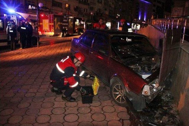 Alkollü Sürücü Otomobili İle Avm’nin Duvarına Çarptı