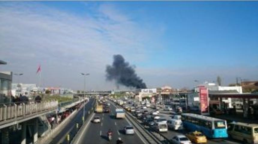 Topkapı Altge&ccedil;idindeki Yangında D&uuml;kkanlar K&uuml;l Oldu