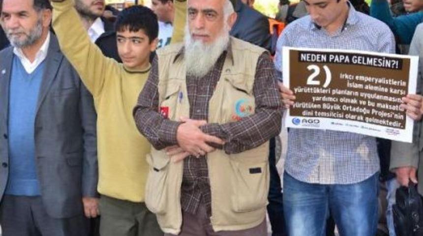 Adana'da 'papa' protestosu