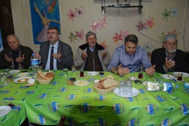 Başkan &Ccedil;er&ccedil;i Karak&ouml;y Sakinleriyle Kahvaltıda Buluştu 1