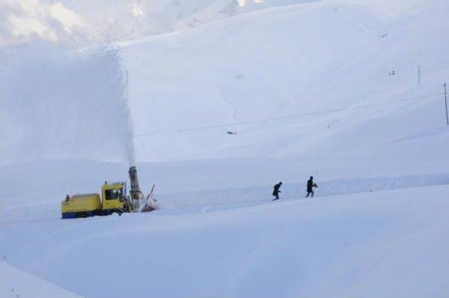 Van ve hakkari'de kar yolları kapattı (2)