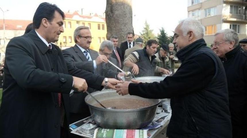 D&uuml;ndar Ve Validen Aşure İkramı