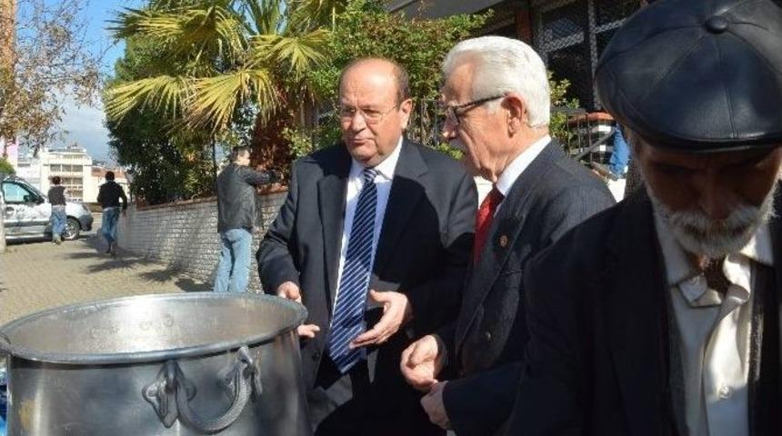 Başkan &Ouml;zakcan, Cuma Namazı Sonrası Aşure Hayrına Katıldı