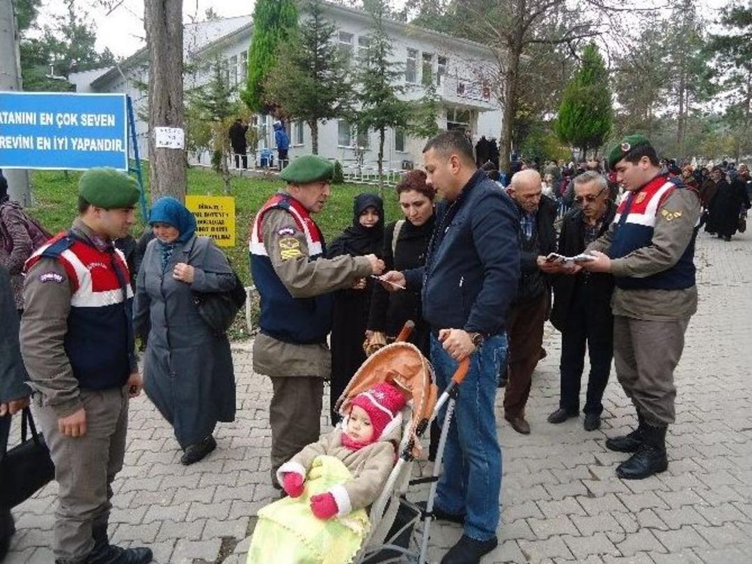 Yemin T&ouml;renine Katılan Ailelere Uyarıcı Broş&uuml;rler