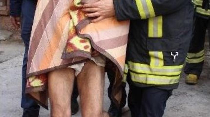 Yangında Evde Mahsur Kalan Engelli Vatandaş Son Anda Kurtarıldı