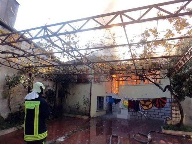 Çıkan Yangın Güçlükle Söndürüldü 1