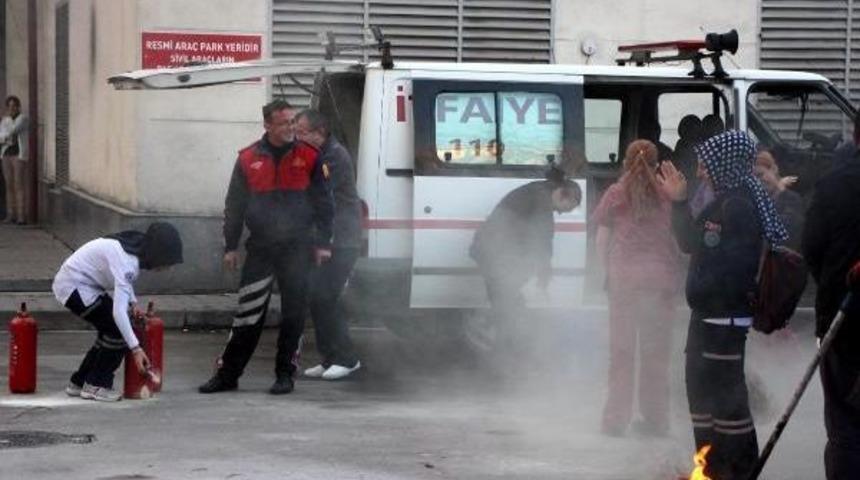 Yangın t&uuml;p&uuml;n&uuml; arkadaşlarının &uuml;zerine boşalttı
