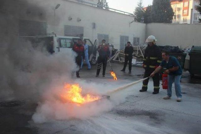 Yangın tüpünü arkadaşlarının üzerine boşalttı