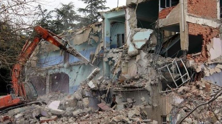 27 Yıl &Ouml;nce Yapılan Okul Depreme Dayanıksız &Ccedil;ıkınca Yıkıldı