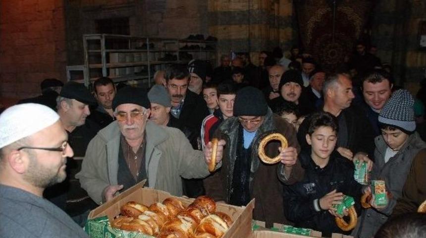 Tokat&rsquo;ta Sabah Namazı Sonrası Simit İkramı