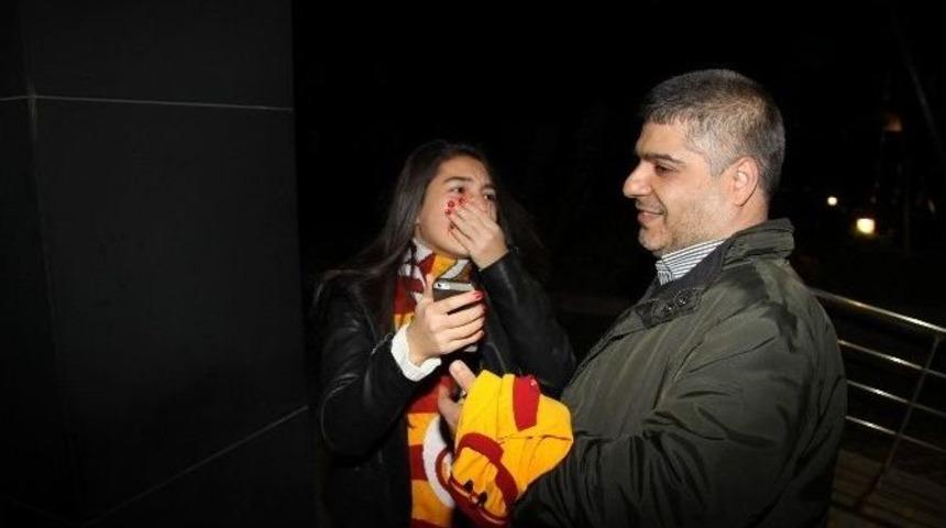 Liseli Zeynep Muslera&rsquo;yı G&ouml;r&uuml;nce G&ouml;zyaşlarına Boğuldu