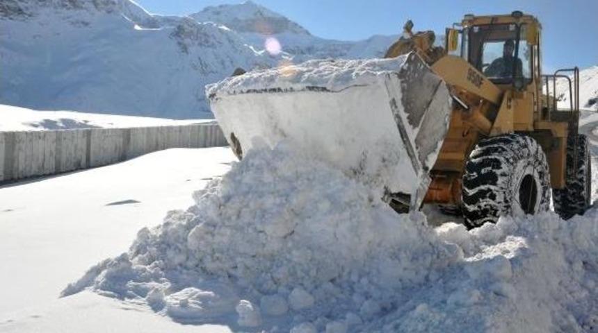 Bah&ccedil;esaray'ın kar &ccedil;ilesi başladı