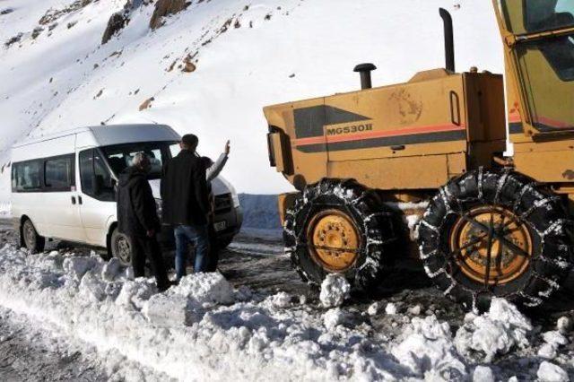 Bahçesaray'ın kar çilesi başladı