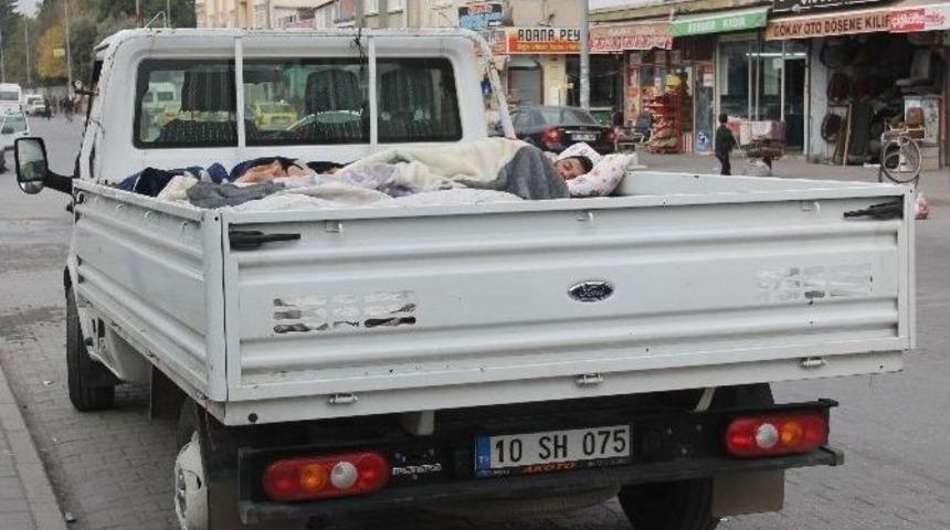 Kamyonet Kasasında Uyku Keyfi