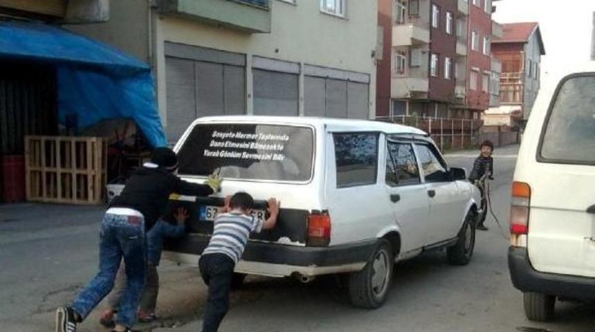 &Ccedil;ocuklar yolda kalan otomobili kenara &ccedil;ekti