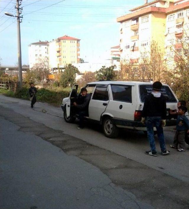 Çocuklar yolda kalan otomobili kenara çekti 1