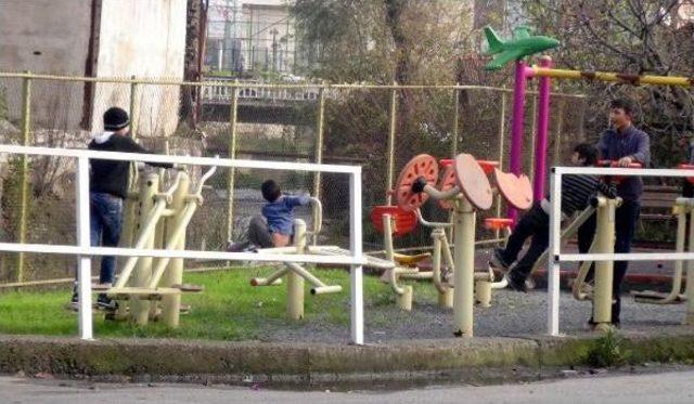 Çocuklar yolda kalan otomobili kenara çekti 2