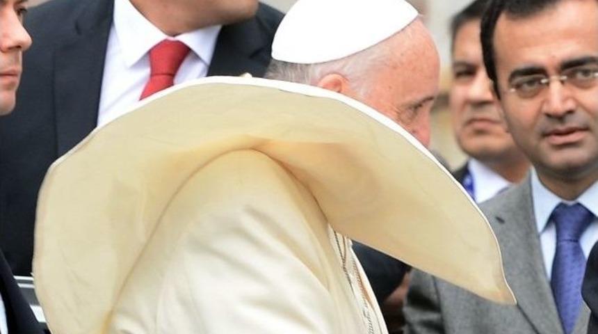 Papa, R&uuml;zgarın Azizliğine Uğradı