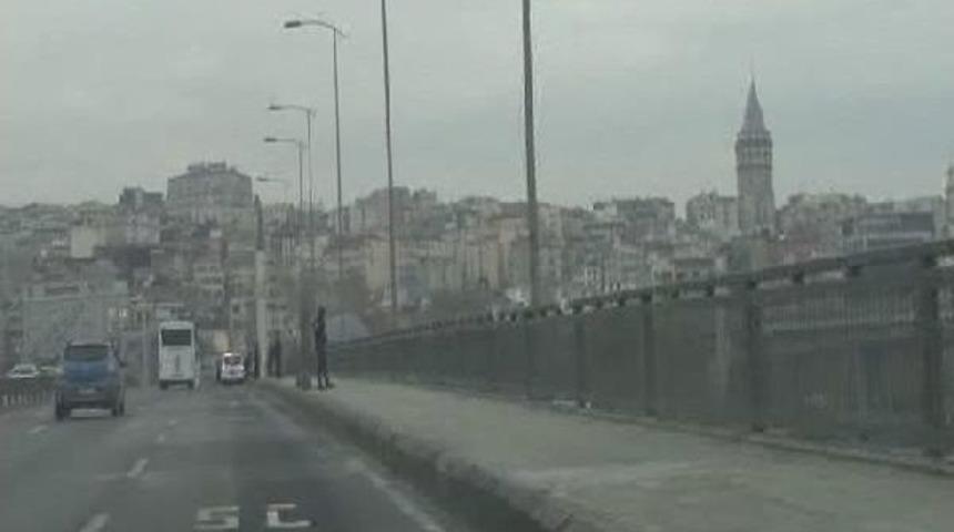 K&ouml;pr&uuml;n&uuml;n balık&ccedil;ıları "papa molası" verdi