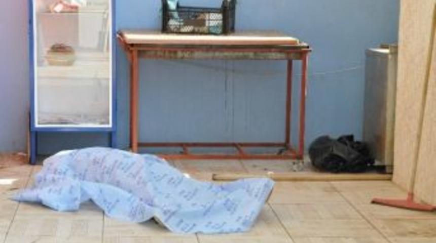 Gece Bek&ccedil;isi Restoran Şefini Bı&ccedil;aklayarak &Ouml;ld&uuml;rd&uuml;