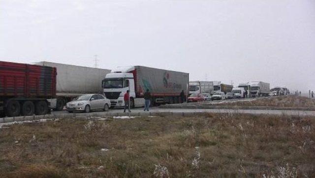 Elektrik kesintisi nedeniyle aksaray karayolunu ulaşıma  kapattılar 3