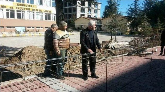 Korkuteli&rsquo;nde Okulların Duvarları Yapılıyor 2