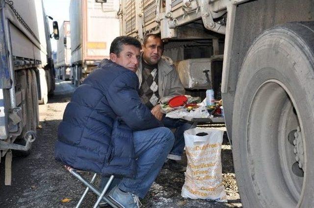 Habur Sınır Kapısı’nda 20 Kilometrelik Kuyruk Oluştu