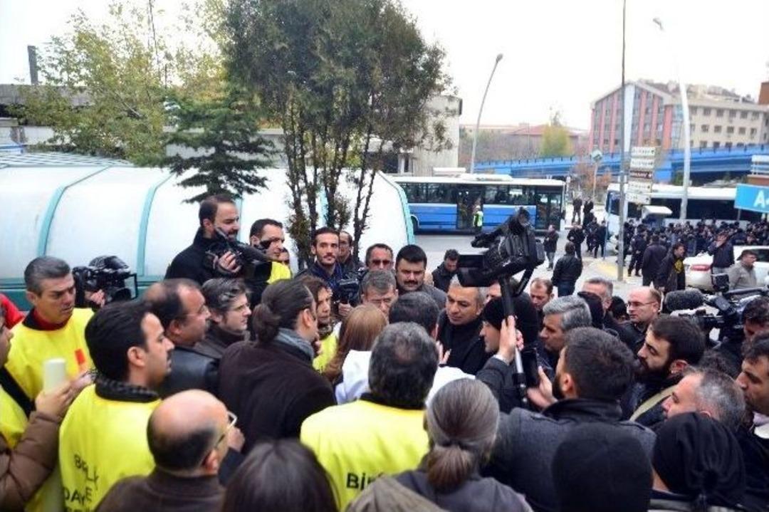 Eylem Yapan Aile Hekimleri Polis Engelini &Ouml;nl&uuml;klerini &Ccedil;ıkartarak Ge&ccedil;ti