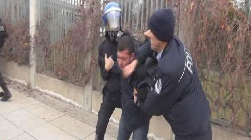 Cumhurbaşkanlığı sarayı &ouml;n&uuml;nde eylem yapmak isteyen &ouml;ğrencilere m&uuml;dahale