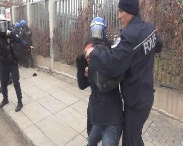 Cumhurbaşkanlığı sarayı &ouml;n&uuml;nde eylem yapmak isteyen &ouml;ğrencilere m&uuml;dahale 1