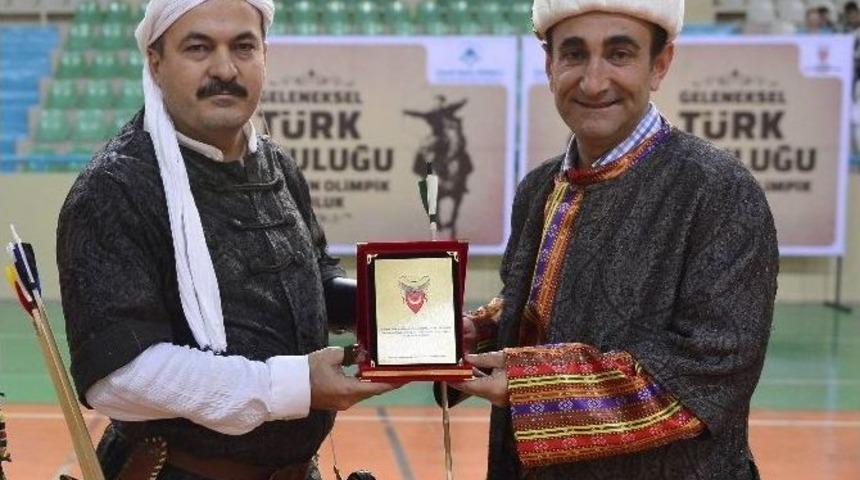 Kaftan Giyen Başkan Edebali, Yay Gerip Ok Attı