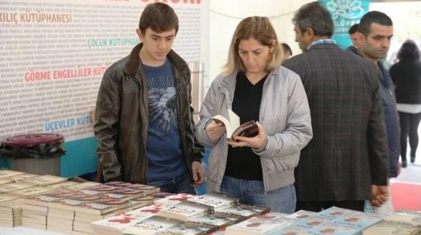 Nil&uuml;fer&rsquo;de Kitap G&uuml;nleri Başladı