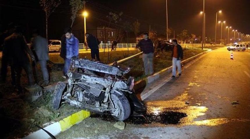 Direğe &ccedil;arpan otomobil par&ccedil;alandı: 2 yaralı