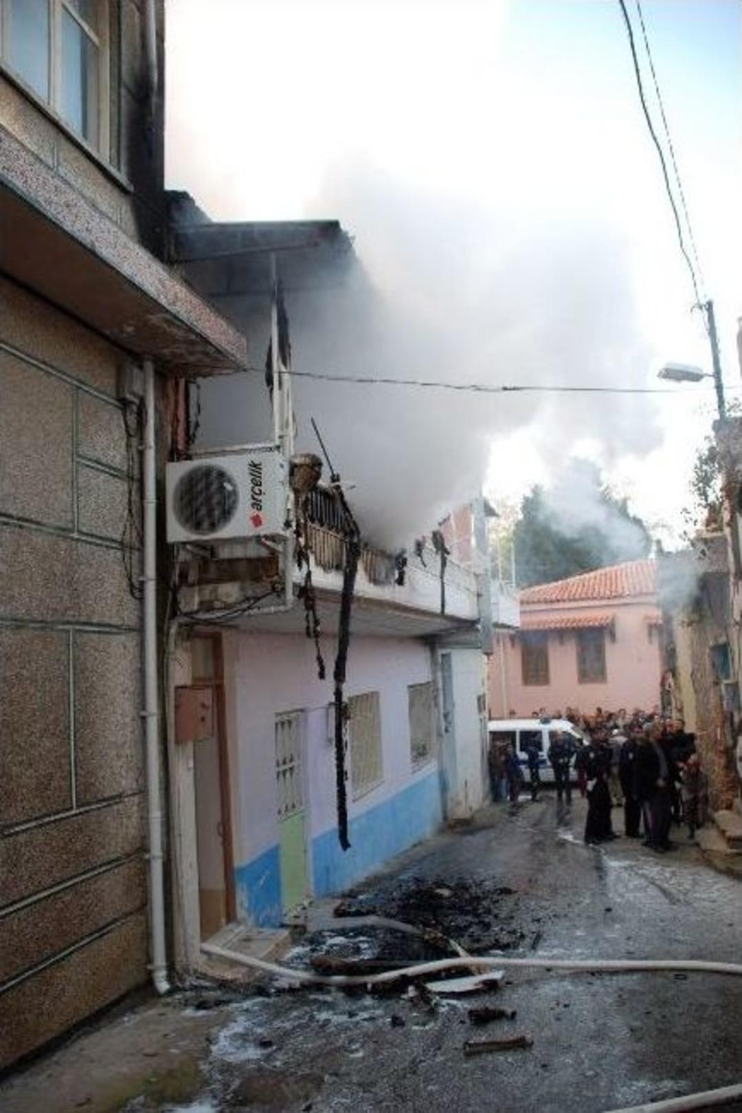 Tire&rsquo;de Elektrik Kontağı Evi K&uuml;l Etti