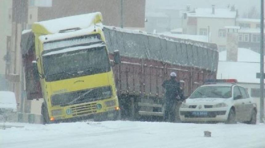 Karda kayan tır'ı kum d&ouml;kerek  kurtardılar