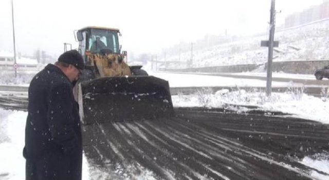 Karda kayan tır'ı kum dökerek  kurtardılar