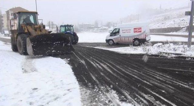 Karda kayan tır'ı kum dökerek  kurtardılar