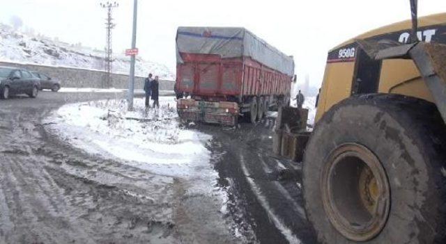 Karda kayan tır'ı kum dökerek  kurtardılar