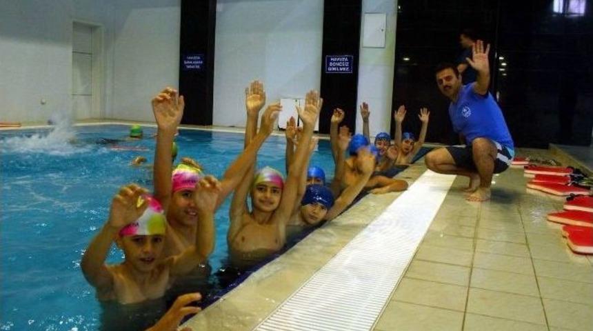 Koruma Altındaki &Ccedil;ocuklar Y&uuml;zme &Ouml;ğreniyor