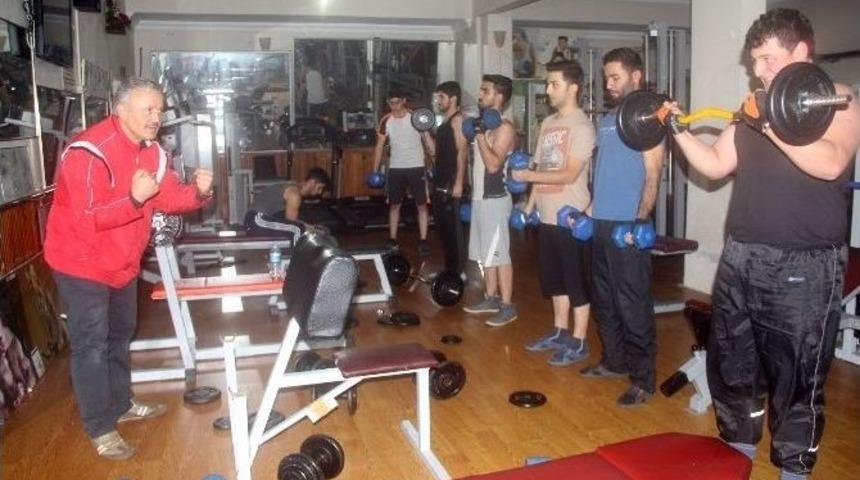 T&uuml;rkiye&rsquo;nin En &Ccedil;ok Yağış Alan İli Olan Rize&rsquo;de Gen&ccedil;ler Sağlıklı Yaşam İ&ccedil;in Spor Salonlarını Tercih Ediyor