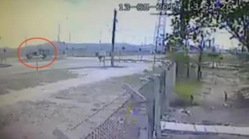 Tır&rsquo;ın Otomobili Bi&ccedil;tiği Kaza G&uuml;venlik Kamerasında