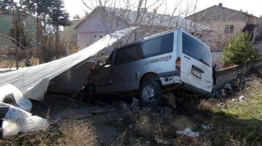 Virajı Alamayan Ara&ccedil; Kul&uuml;beye &Ccedil;arptı: 2 Yaralı