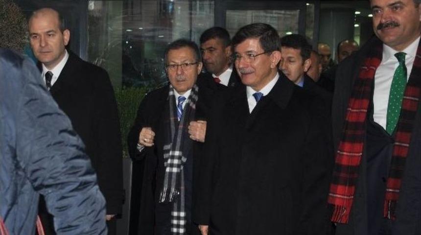 Başbakan Davutoğlu, Balıkesir B&uuml;y&uuml;kşehir Belediyesi&rsquo;ni Ziyaret Etti