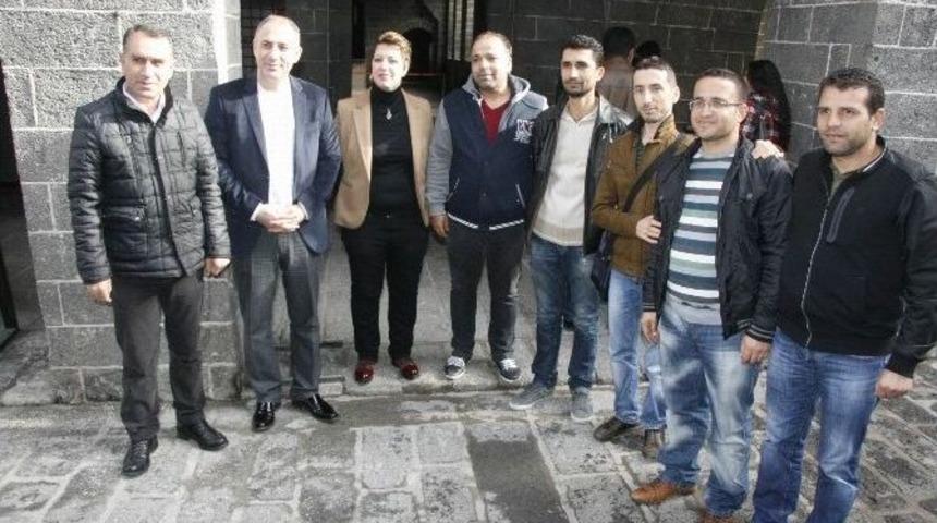 Diyarbakırlı &Ouml;ğretmen Filiz Ak&uuml;z&uuml;m Kitap &Ccedil;ıkardı