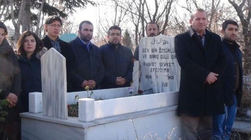 Faili Me&ccedil;hul Kurbanı Avukat, Mezarı Başında Anıldı