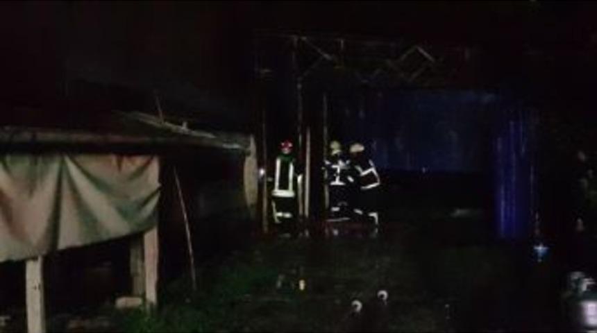 Ahır Yangını Paniğe Neden Oldu