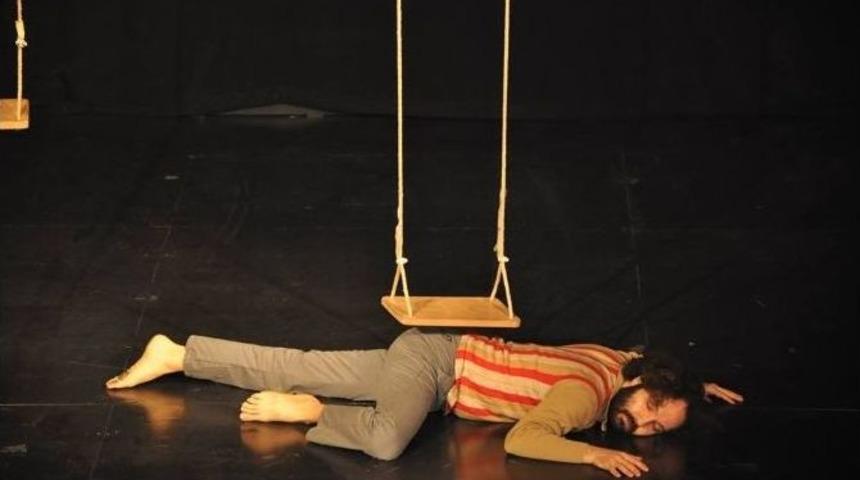 Kuşadası&rsquo;nda Belediyeden Tiyatro G&ouml;sterisi