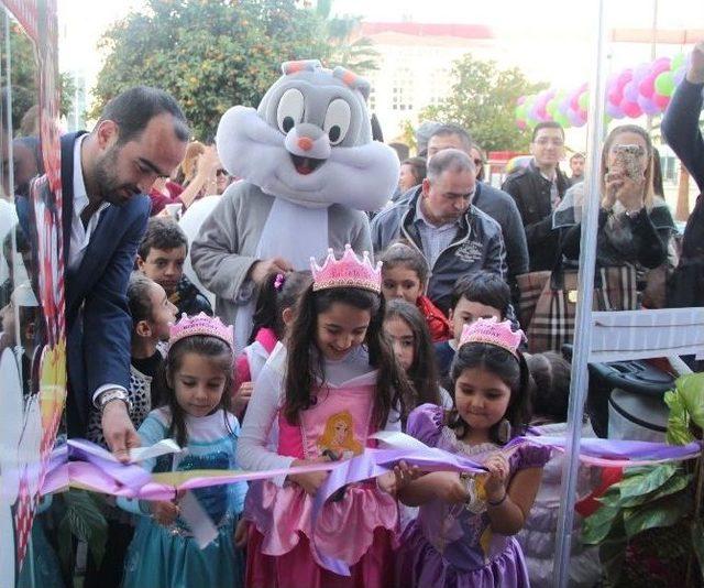 Walt Disney Kahramanları Çocuklarla Birlikte