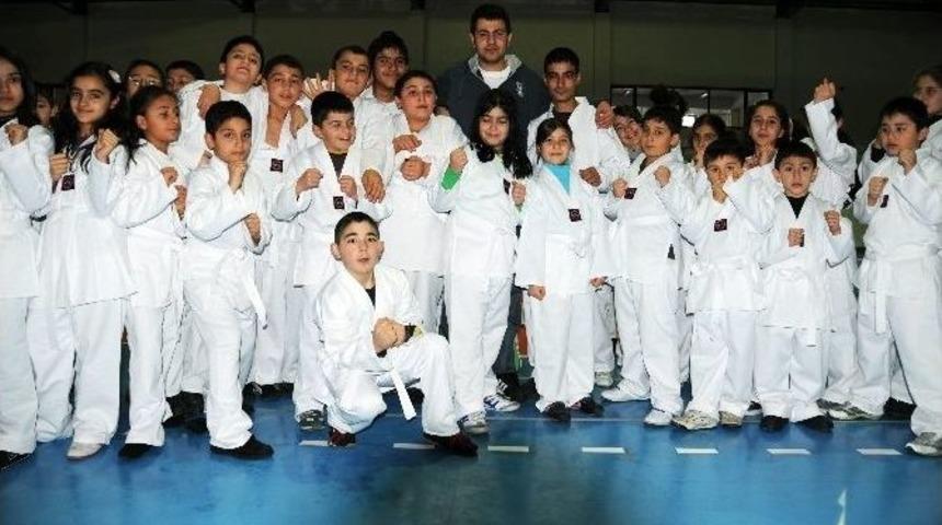 Pursaklar&rsquo;da Tekvando Okulu Kapılarını A&ccedil;tı